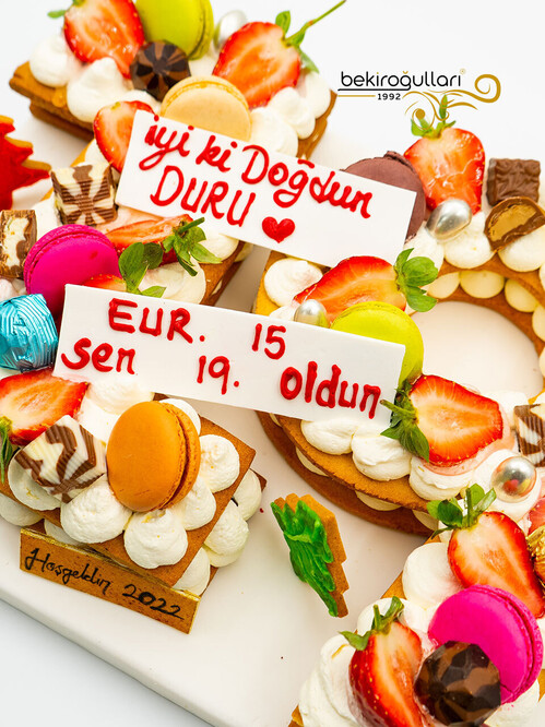 19 Rakamı Meyveli Konsept Pasta