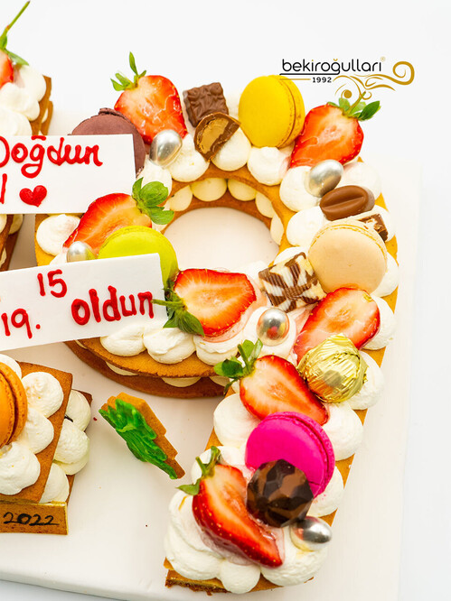 19 Rakamı Meyveli Konsept Pasta
