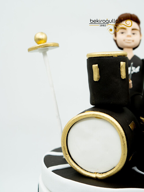 Bateri Temalı Butik Pasta