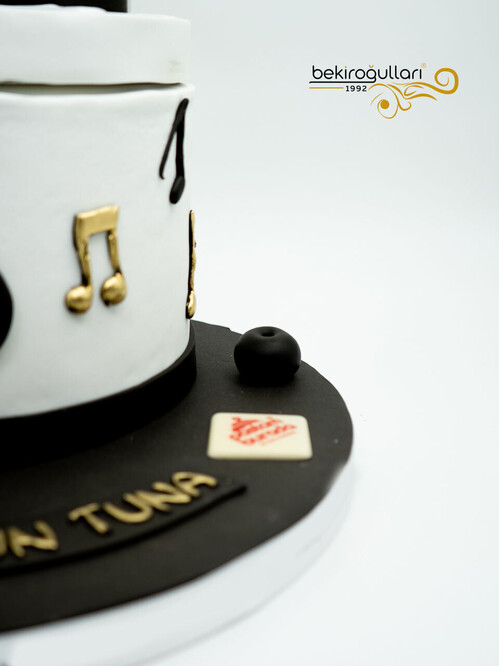 Bateri Temalı Butik Pasta