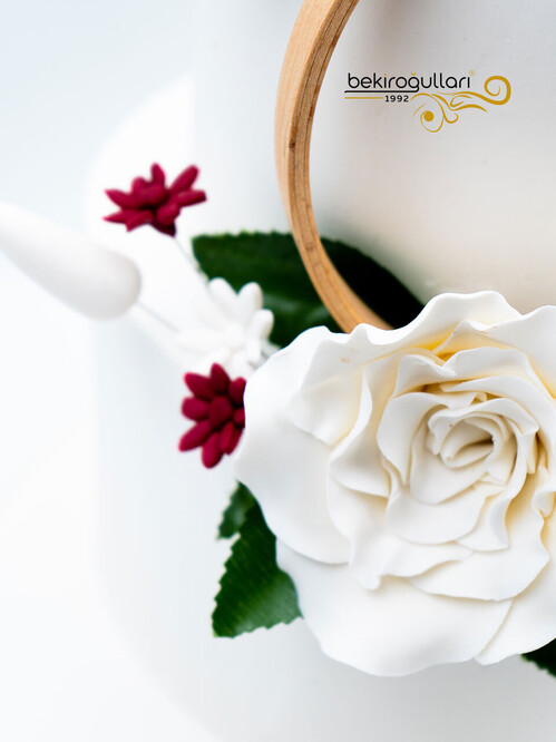 Beyaz Çiçekler Minimal Pasta