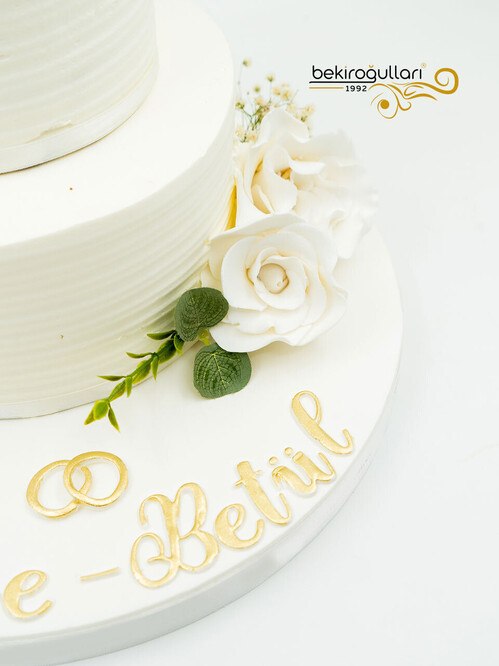 Beyaz Çiçekli Butik Pasta