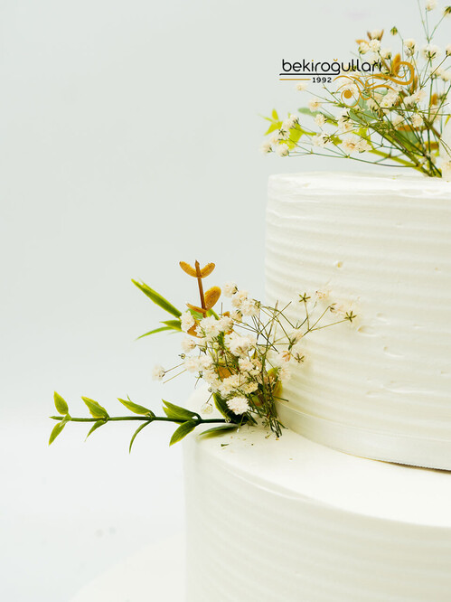 Beyaz Çiçekli Butik Pasta