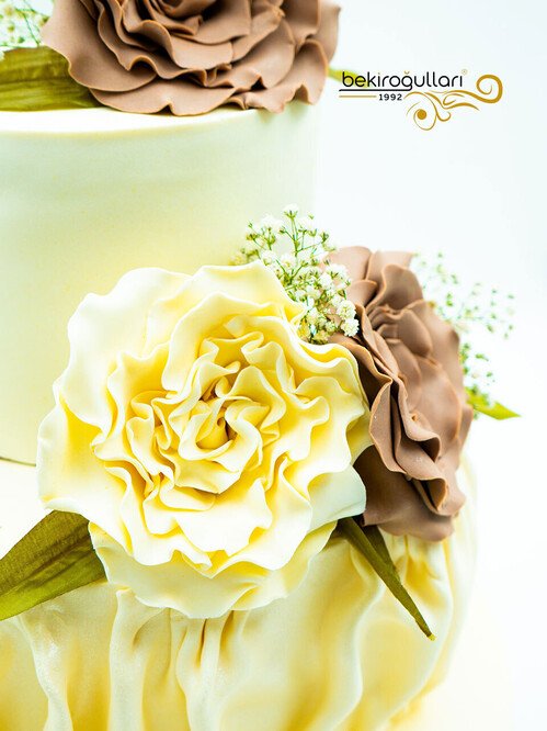 Çiçek Detaylı Konsept Nişan Pastası