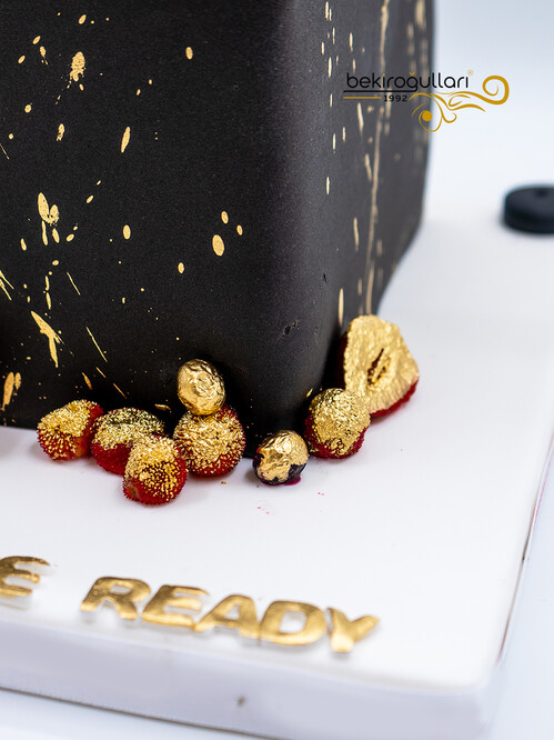 Çilek Detaylı Konsept Küp Pasta