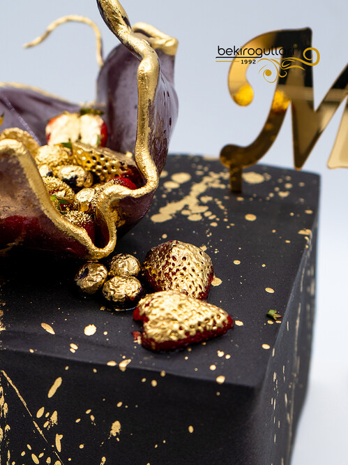 Çilek Detaylı Konsept Küp Pasta