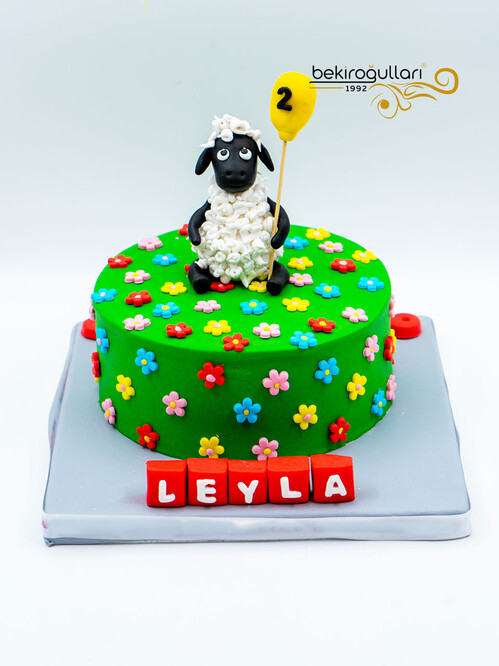 Çimler Üzerinde Koyun Konsept Pasta