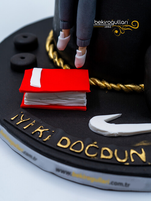 Erkek Figürlü Araba Oyun Konsolu Temalı Pasta