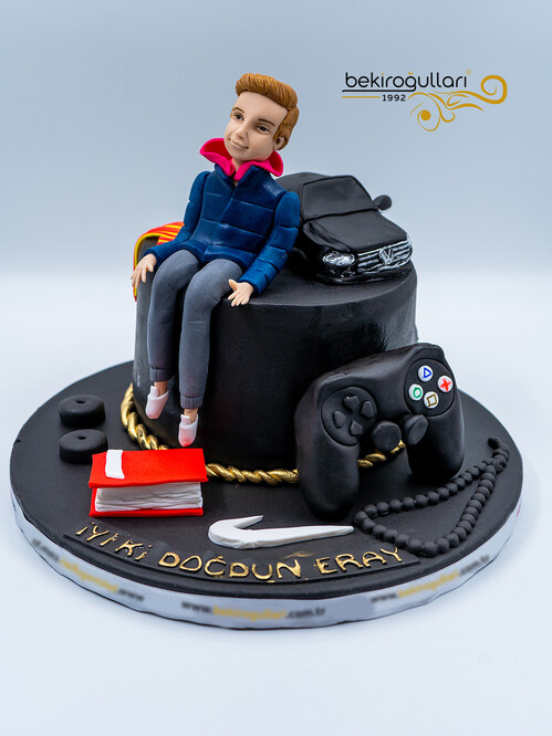 Erkek Figürlü Araba Oyun Konsolu Temalı Pasta