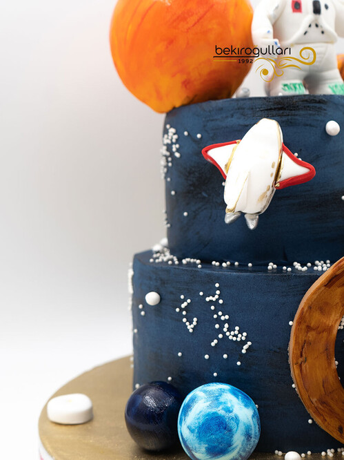 Galaksi Gezegenler ve Astronot Figürlü Konsept Pasta