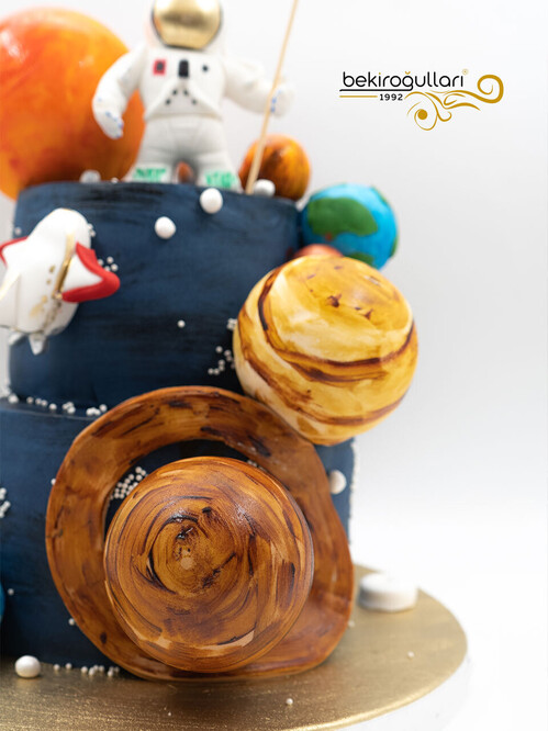 Galaksi Gezegenler ve Astronot Figürlü Konsept Pasta