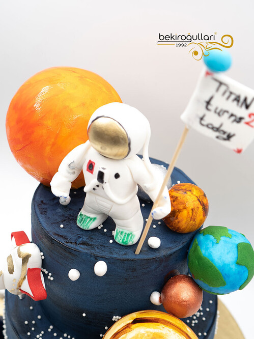 Galaksi Gezegenler ve Astronot Figürlü Konsept Pasta