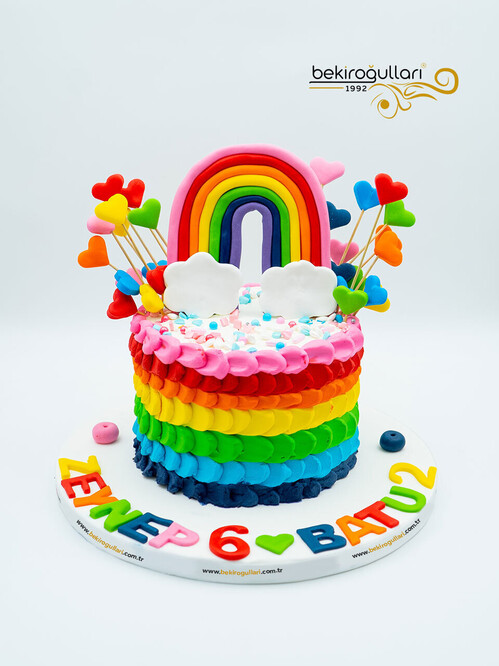 Gökkuşağı ve Kalpler Pasta