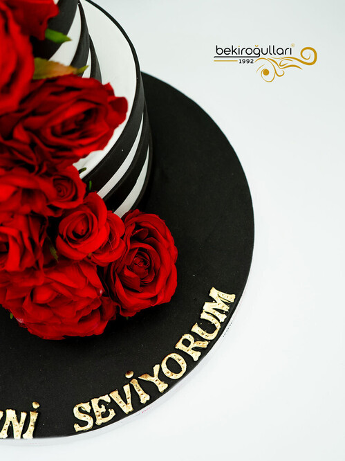 Gold Kanat Detaylı Pasta