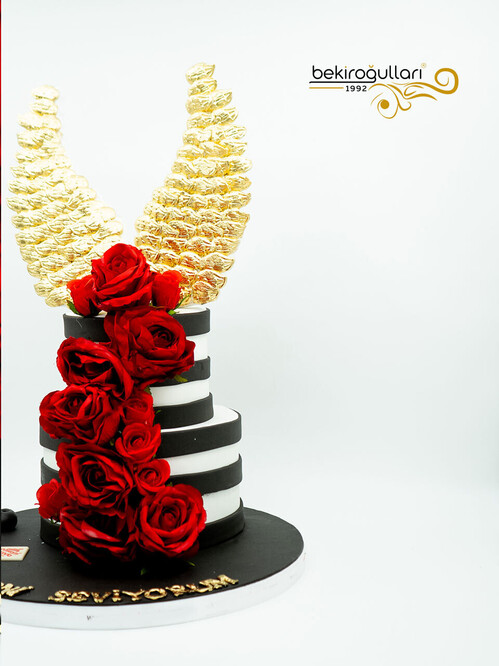 Gold Kanat Detaylı Pasta