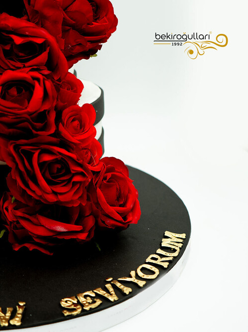 Gold Kanat Detaylı Pasta