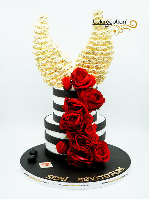 Gold Kanat Detaylı Pasta