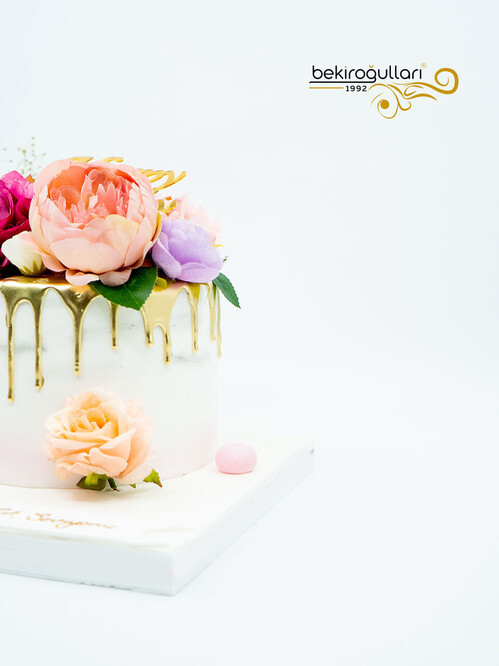 Gold Sos ve Çiçekli Pasta