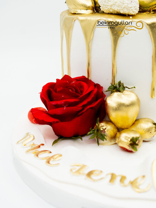 Gold Süslemeli Butik Pasta