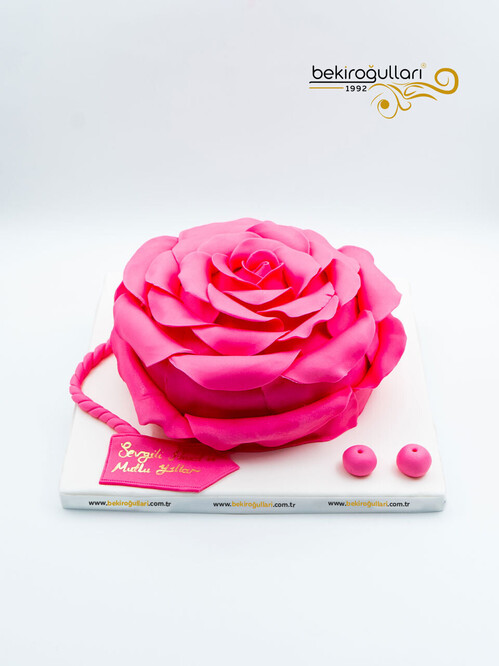 Gül Yapraklı Tasarım Pasta