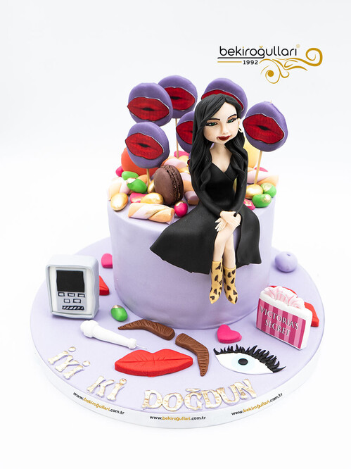 Kadın Figür ve Dudak Temalı Konsept Pasta