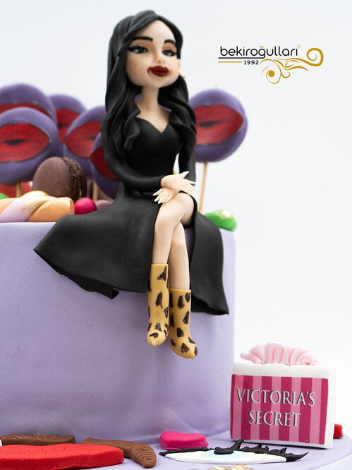 Kadın Figür ve Dudak Temalı Konsept Pasta