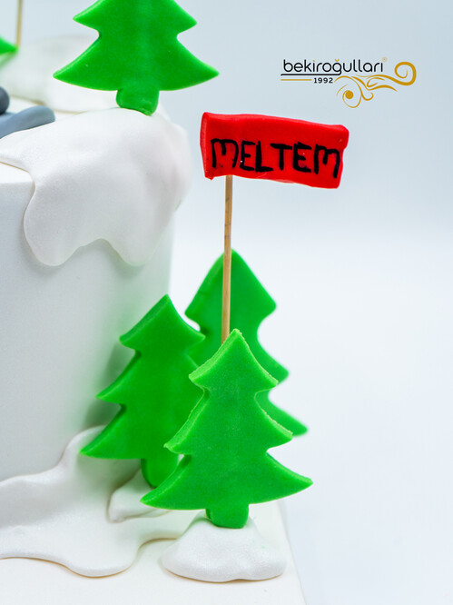 Kadın Figür ve Kayak Temalı Konsept Pasta