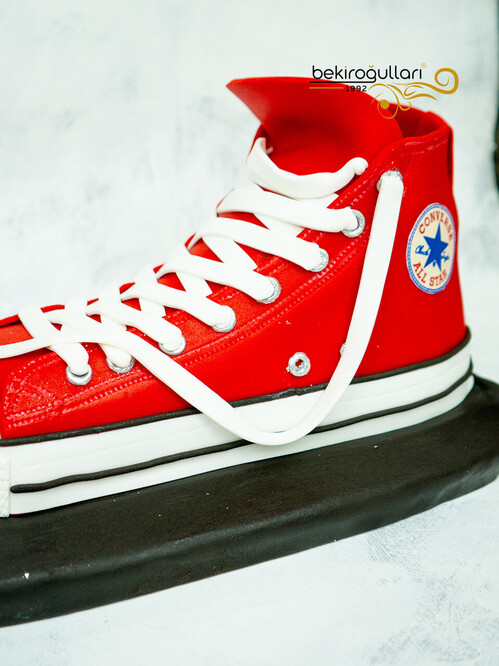Kırmızı Sneaker Konsept Pasta