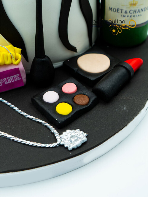 Kadın Detaylı Tasarım Pasta