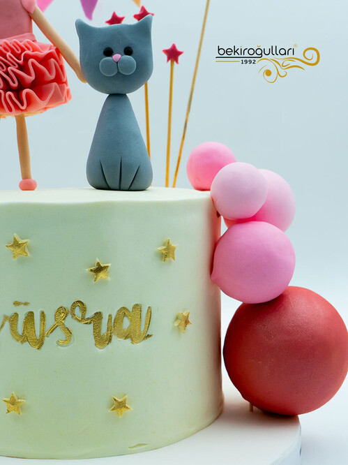 Kız Figür ve Kedi Konsept Pasta