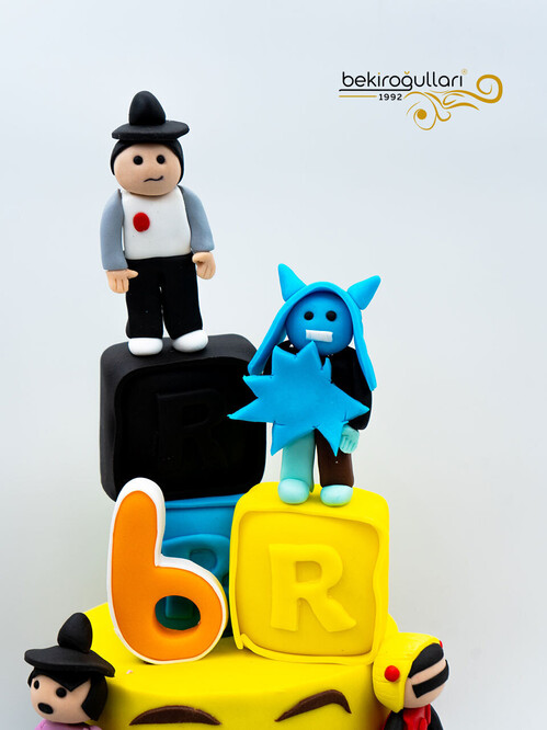 Küçük Figürler Ve Küpler Konsept Pasta