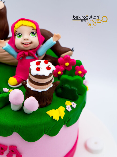 Küçük Kız Ayıcık Figürlü Konsept Pasta