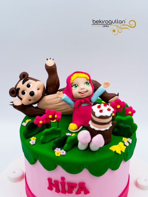 Küçük Kız Ayıcık Figürlü Konsept Pasta