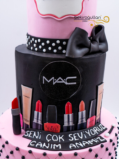 Makyaj Ürünleri Puantiye Detaylı Konsept Pasta