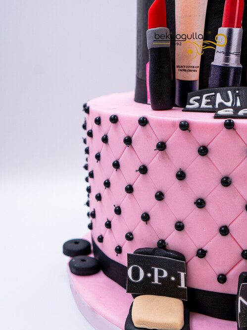 Makyaj Ürünleri Puantiye Detaylı Konsept Pasta