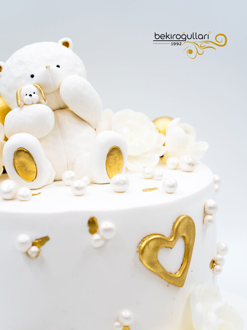 Minimal Beyaz Ayıcıklı Konsept Pasta