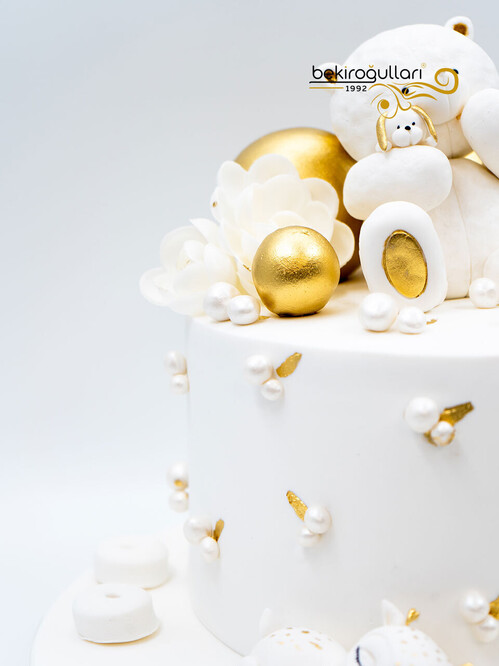 Minimal Beyaz Ayıcıklı Konsept Pasta