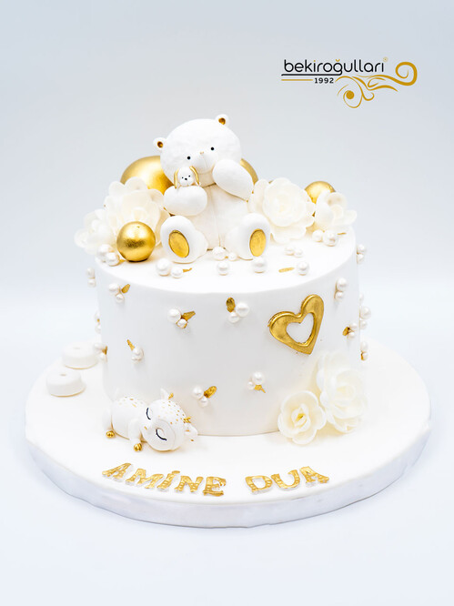 Minimal Beyaz Ayıcıklı Konsept Pasta