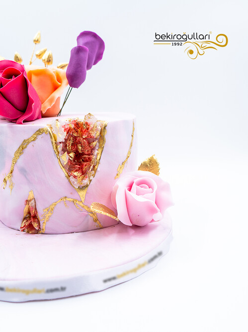 Renkli Güller ve Kristal Temalı Pasta