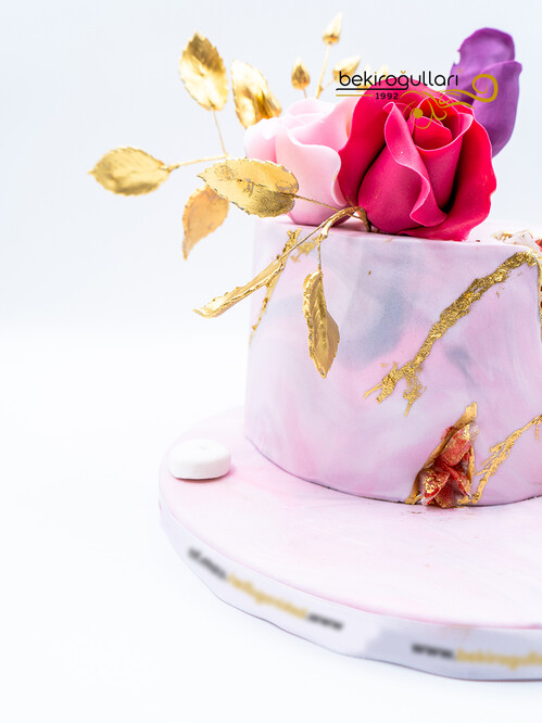 Renkli Güller ve Kristal Temalı Pasta