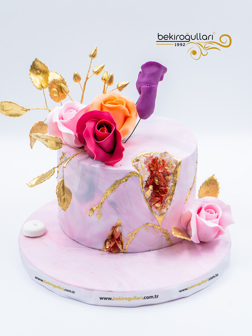 Renkli Güller ve Kristal Temalı Pasta