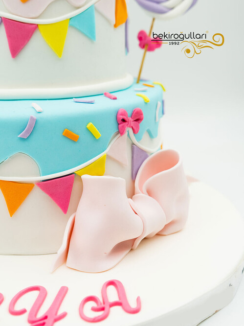 Renkli Süslemeli Konsept Pasta