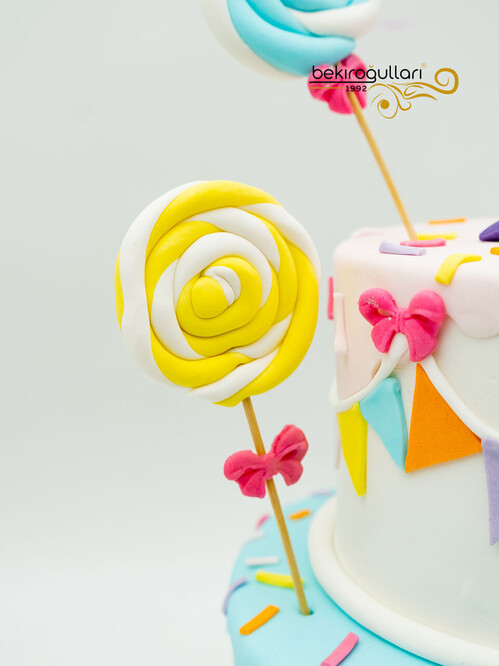 Renkli Süslemeli Konsept Pasta