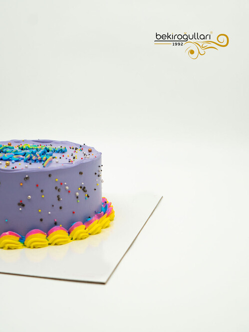 Renkli Süslemeli Sıvama Pasta