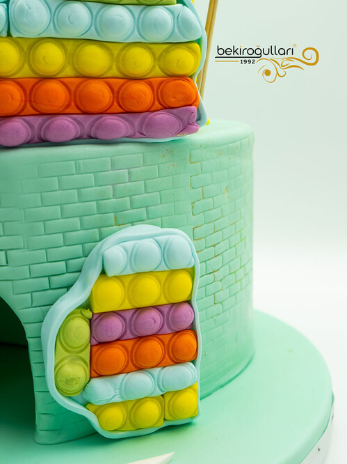 Renkli Süslemeli Tasarım Pasta