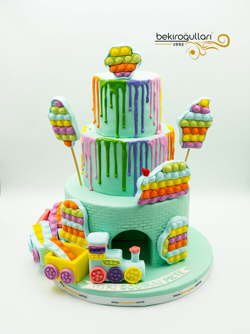 Renkli Süslemeli Tasarım Pasta