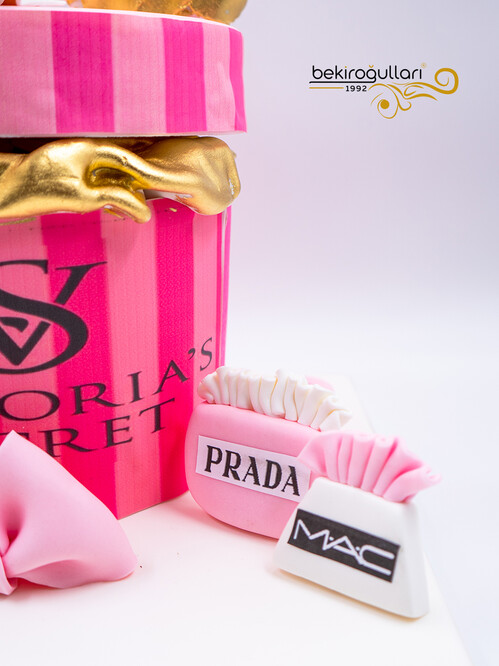 Sarışın Kadın Figürlü Kanatlı Konsept Pasta