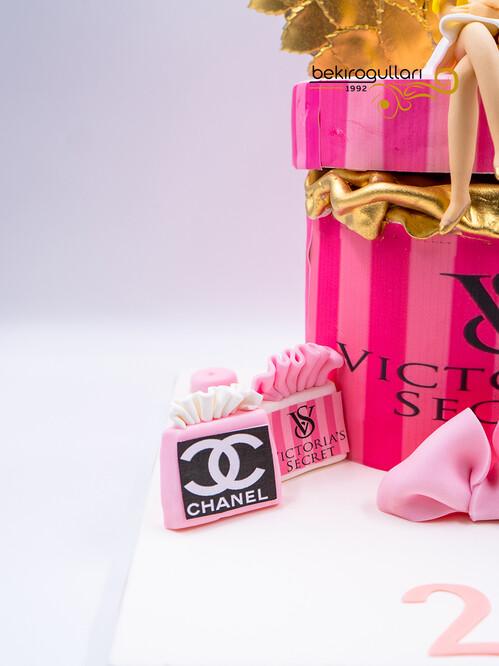 Sarışın Kadın Figürlü Kanatlı Konsept Pasta