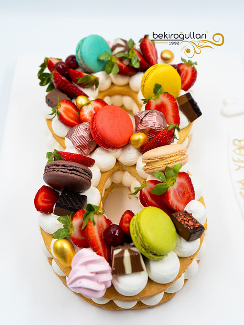 Sekiz Rakamlı Meyveli Konsept Pasta