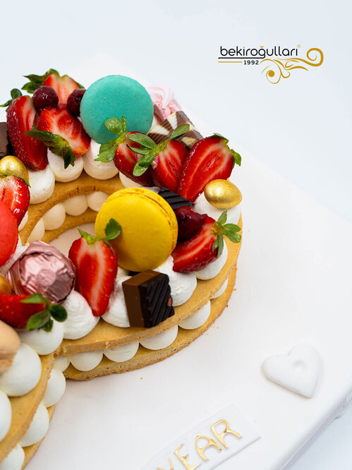 Sekiz Rakamlı Meyveli Konsept Pasta